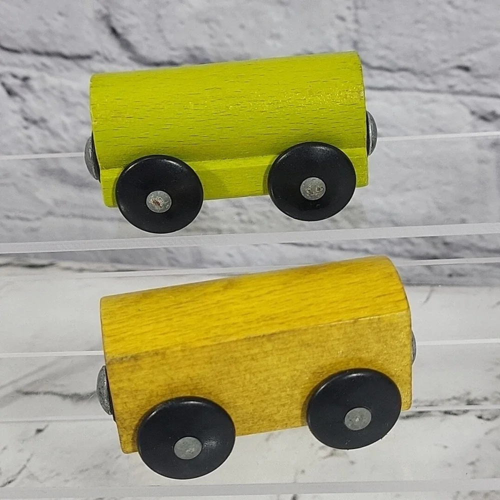 Vintage‎ Magnet Wooden Train Cars Pieces Replacements Lot of 4 Flaws